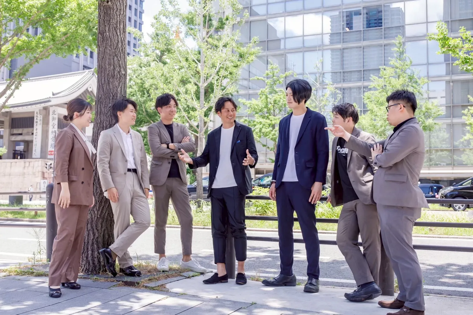 街路で語り合うメンバー